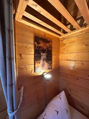 Ein Bett oder Betten in einem Zimmer der Unterkunft Blockhaus Holzzeit im Bayerischen Wald