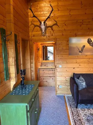 Ein Sitzbereich in der Unterkunft Blockhaus Holzzeit im Bayerischen Wald