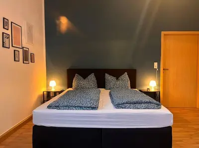 Ein Bett oder Betten in einem Zimmer der Unterkunft Das Blaue Wunder by Immo-Franzi