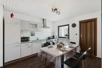 Küche/Küchenzeile in der Unterkunft Charmantes 2 BR Apartment mit Parkplatz
