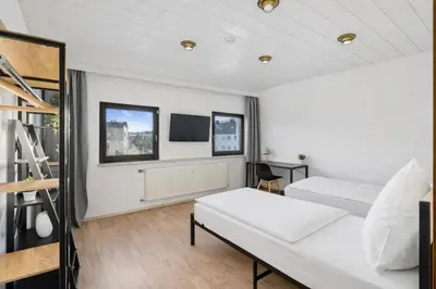 Ein Bett oder Betten in einem Zimmer der Unterkunft Charmantes 2 BR Apartment mit Parkplatz