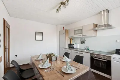 Küche/Küchenzeile in der Unterkunft Charmantes 2 BR Apartment mit Parkplatz