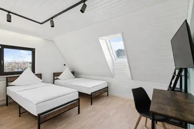 Ein Bett oder Betten in einem Zimmer der Unterkunft Charmantes 2 BR Apartment mit Parkplatz