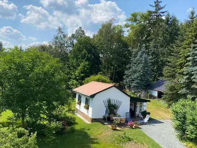 Ein Garten an der Unterkunft Ferienhaus Elsterblick