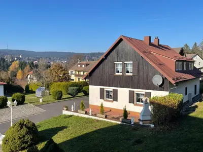 Das Gebäude in dem sich das Ferienhaus befindet