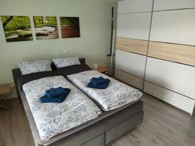 Ein Bett oder Betten in einem Zimmer der Unterkunft Geräumige Ferienwohnung mit Doppelbett, Bad und Küche
