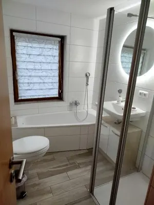 Ein Badezimmer in der Unterkunft Geräumige Ferienwohnung mit Doppelbett, Bad und Küche