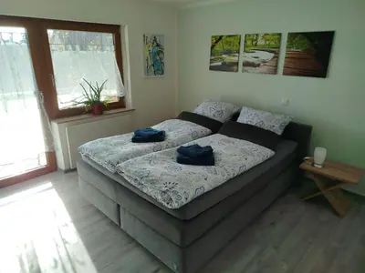Ein Bett oder Betten in einem Zimmer der Unterkunft Geräumige Ferienwohnung mit Doppelbett, Bad und Küche
