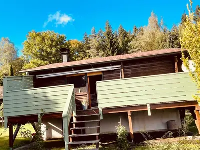 Das Gebäude in dem sich das Ferienhaus befindet