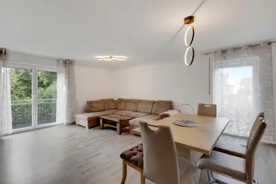 Ein Sitzbereich in der Unterkunft 3-Bedroom Apartment with Garden Near US Army Gate 1
