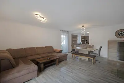 Ein Sitzbereich in der Unterkunft 3-Bedroom Apartment with Garden Near US Army Gate 1
