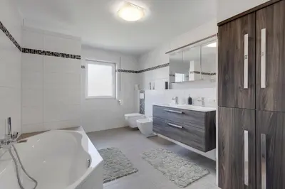 Ein Badezimmer in der Unterkunft 3-Bedroom Apartment with Garden Near US Army Gate 1