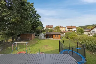 Ein Kinderspielbereich in der Unterkunft 3-Bedroom Apartment with Garden Near US Army Gate 1
