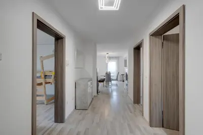 Ein Bett oder Betten in einem Zimmer der Unterkunft 3-Bedroom Apartment with Garden Near US Army Gate 1
