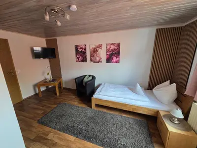 Ein Bett oder Betten in einem Zimmer der Unterkunft Pension ohne Frühstück