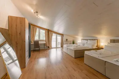 Ein Bett oder Betten in einem Zimmer der Unterkunft Exklusive große Ferienwohnung für 7 Personen, Parkplatz, Balkon, 3 Schlafzimmer