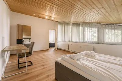 Ein Bett oder Betten in einem Zimmer der Unterkunft Exklusive große Ferienwohnung für 7 Personen, Parkplatz, Balkon, 3 Schlafzimmer