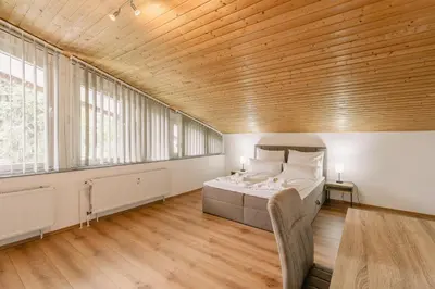 Ein Bett oder Betten in einem Zimmer der Unterkunft Exklusive große Ferienwohnung für 7 Personen, Parkplatz, Balkon, 3 Schlafzimmer