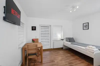 Ein Bett oder Betten in einem Zimmer der Unterkunft myminiaparts Gemütliches Studio mit Arbeitsplatz
