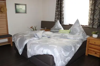 Ein Bett oder Betten in einem Zimmer der Unterkunft Ferienwohnung Sonnenleithe Urlaub im Denkmal