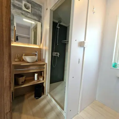 Ein Badezimmer in der Unterkunft Mobilheim am Murner See - privater Badezuber & Grill