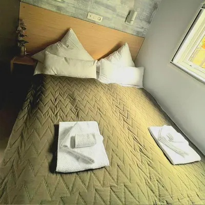 Ein Bett oder Betten in einem Zimmer der Unterkunft Mobilheim am Murner See - privater Badezuber & Grill