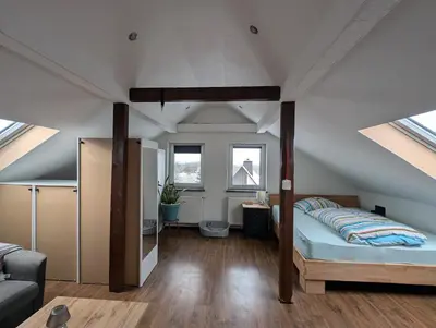 Ein Bett oder Betten in einem Zimmer der Unterkunft Dachgeschosswohnung mit Loftcharakter