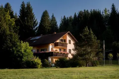 Das Gebäude in dem sich die Ferienwohnung befindet