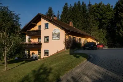 Das Gebäude in dem sich die Ferienwohnung befindet