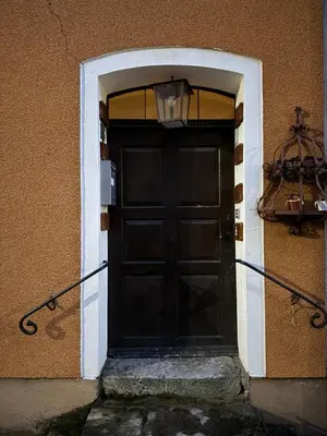 Eine Fassade oder ein Eingang zu Haus mit Herz