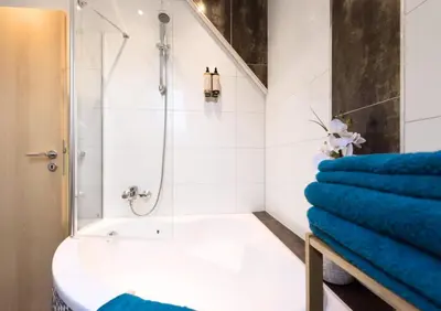 Ein Badezimmer in der Unterkunft BaliApartment Hof, Küche, Parkplatz, 24h digital checkin, WLan250MBit