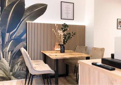 Ein Sitzbereich in der Unterkunft BaliApartment Hof, Küche, Parkplatz, 24h digital checkin, WLan250MBit