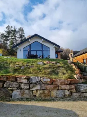 Das Gebäude in dem sich das Ferienhaus befindet