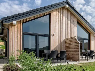 Das Gebäude in dem sich das Ferienhaus befindet