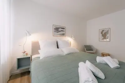 Ein Bett oder Betten in einem Zimmer der Unterkunft 5 Min Central 1-Room Apartment - free parking 600 mbit Wifi