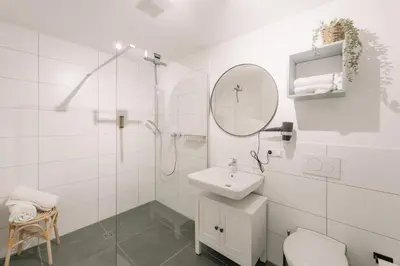 Ein Badezimmer in der Unterkunft 5 Min Central 1-Room Apartment - free parking 600 mbit Wifi