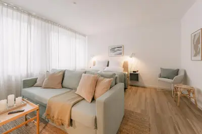 Ein Sitzbereich in der Unterkunft 5 Min Central 1-Room Apartment - free parking 600 mbit Wifi