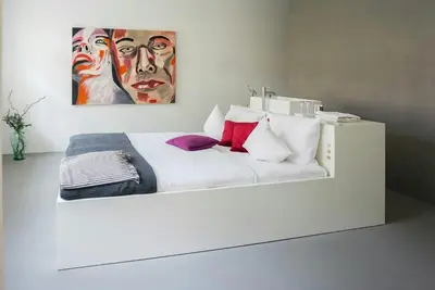 Ein Bett oder Betten in einem Zimmer der Unterkunft Design Apartment In The Historic Mittermurnthal