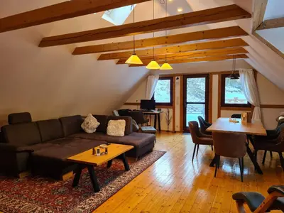 Ein Sitzbereich in der Unterkunft Ferienhaus Waldglück