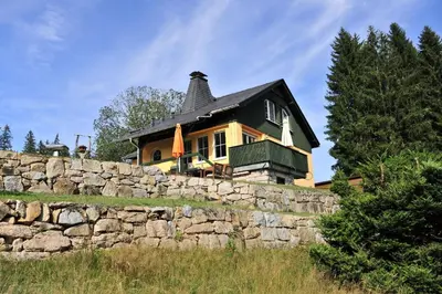 Das Gebäude in dem sich das Ferienhaus befindet