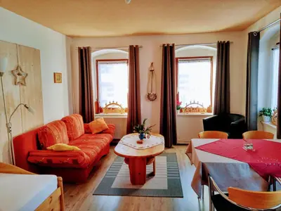 Ein Sitzbereich in der Unterkunft Ferienwohnung Im Wiesenthal