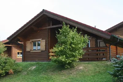 Das Gebäude in dem sich das Ferienhaus befindet