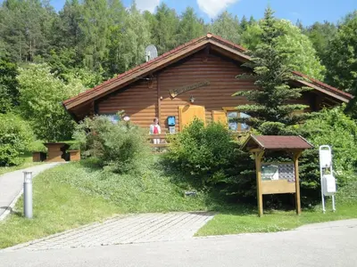 Das Gebäude in dem sich das Ferienhaus befindet