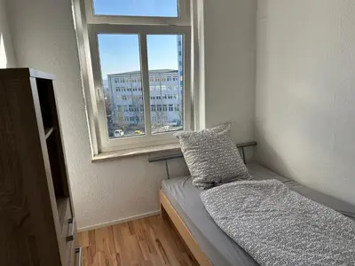 Ein Bett oder Betten in einem Zimmer der Unterkunft 4 Raum Wohnung mit Balkon u Badewanne Phil 3