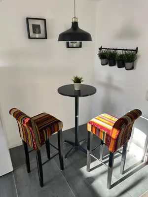 Ein Sitzbereich in der Unterkunft Ferienwohnung Kunterbunt