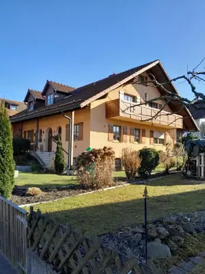Das Gebäude in dem sich die Ferienwohnung befindet