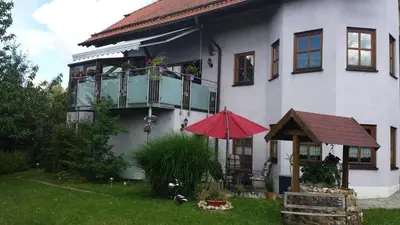 Das Gebäude in dem sich die Ferienwohnung befindet