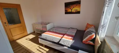 Ein Bett oder Betten in einem Zimmer der Unterkunft FeWo Süß