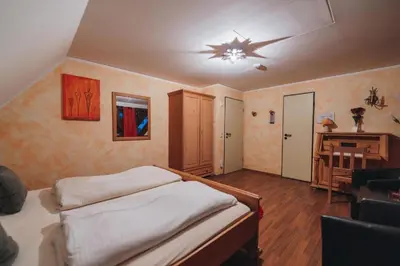 Ein Bett oder Betten in einem Zimmer der Unterkunft Landhotel Neukirchner Hof