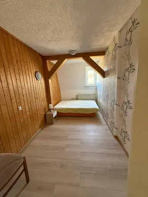 Ein Bett oder Betten in einem Zimmer der Unterkunft Ferienwohnung Goldener Drache